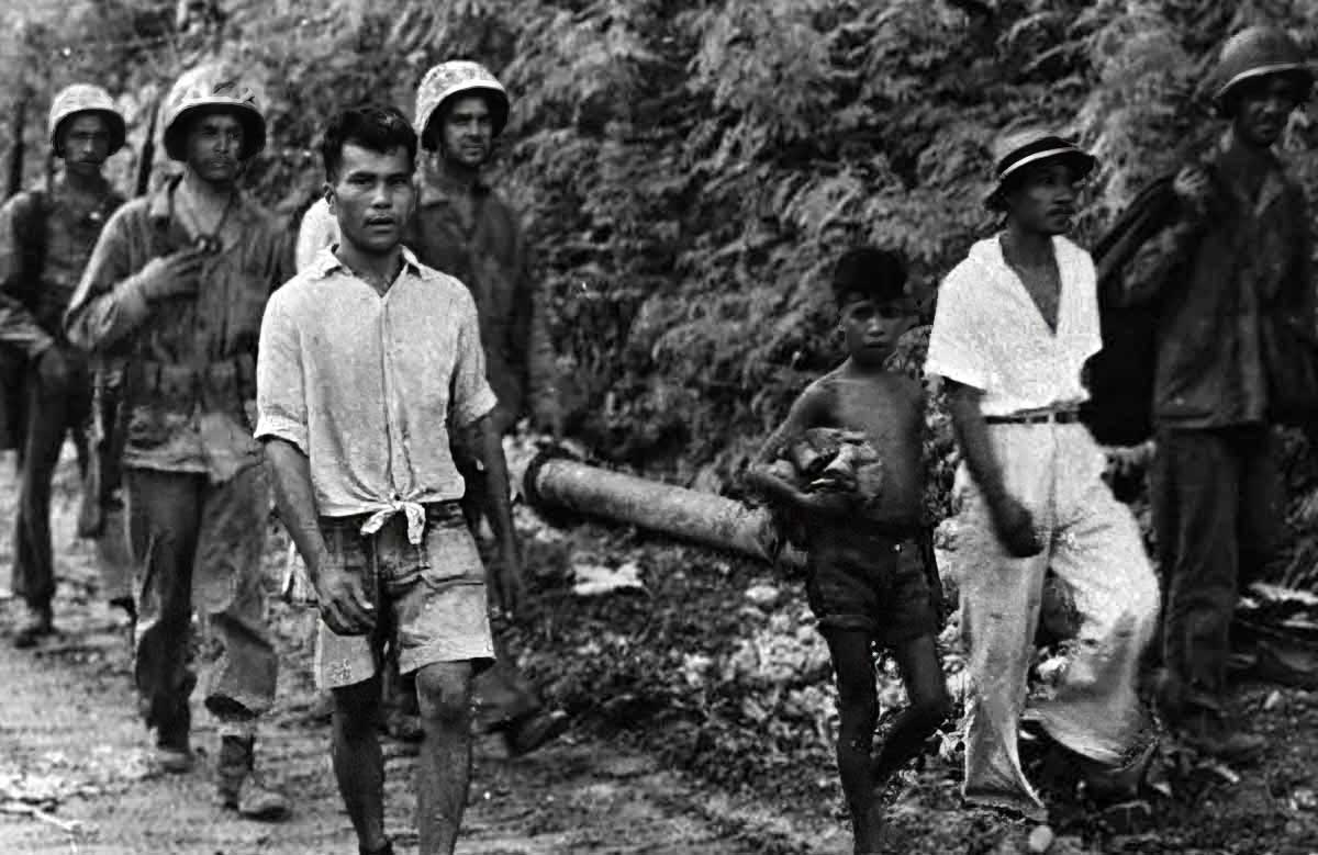 chamorros with marines 1944