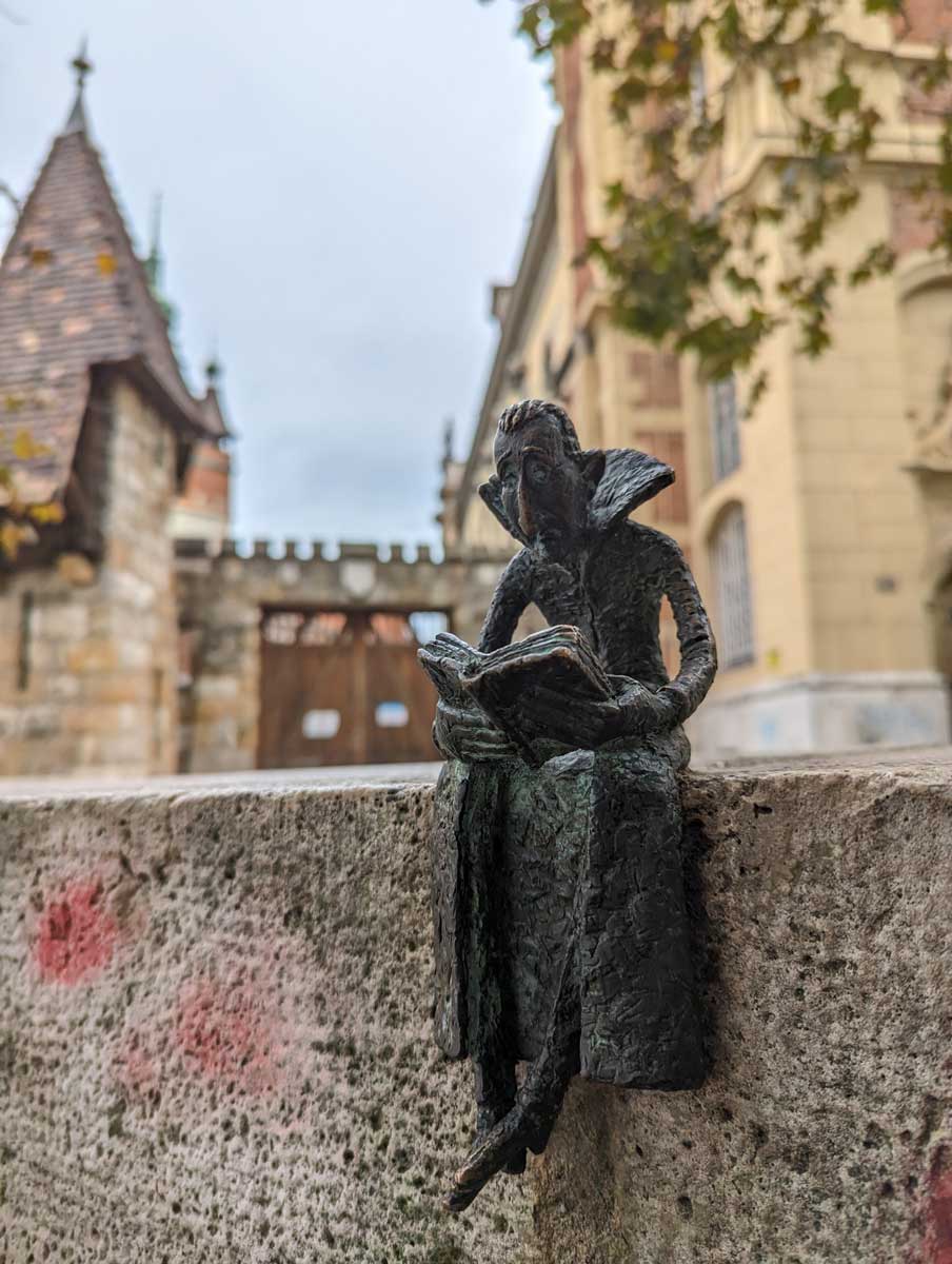 dracula budapest statue