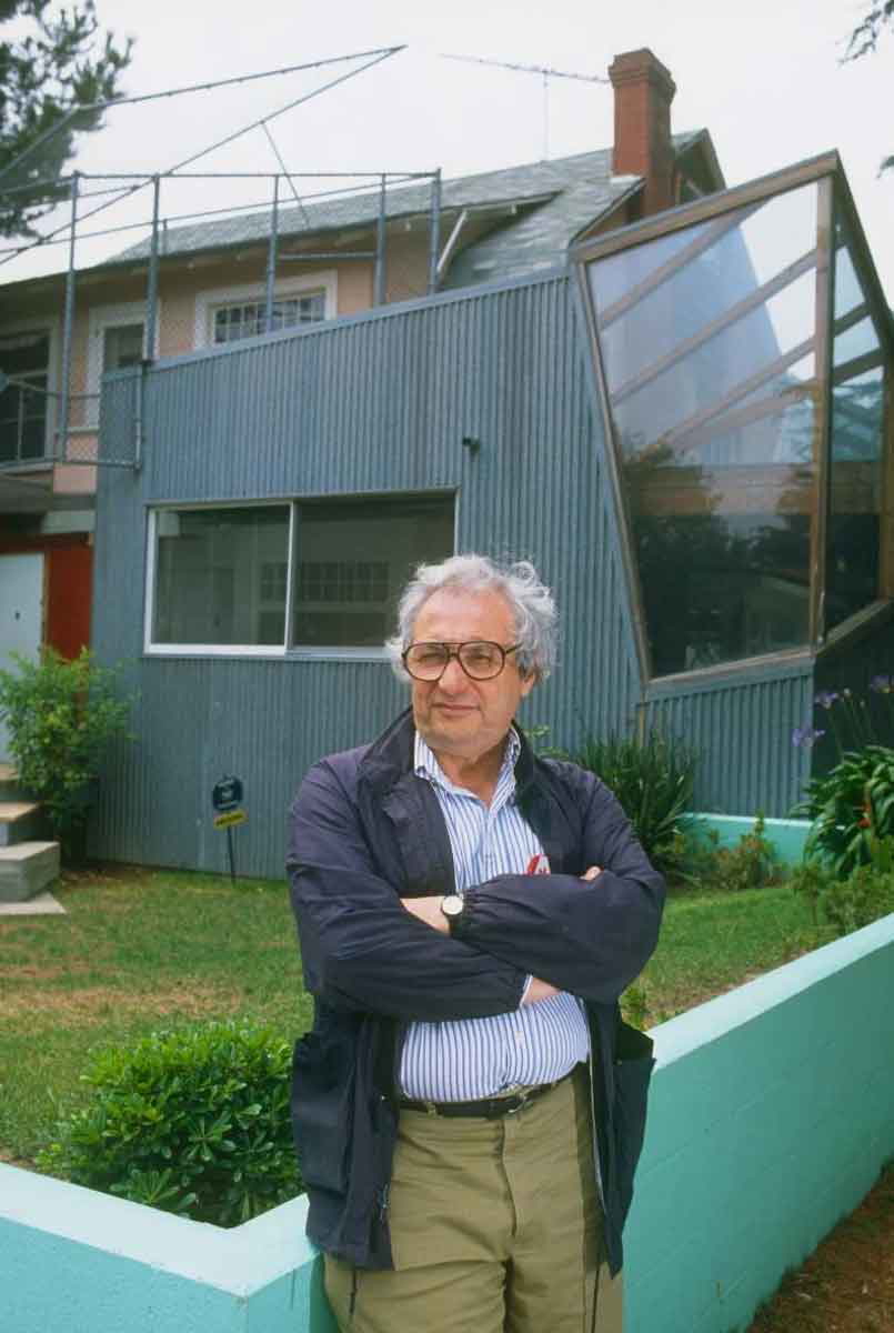 frank gehry in front of santa monica home