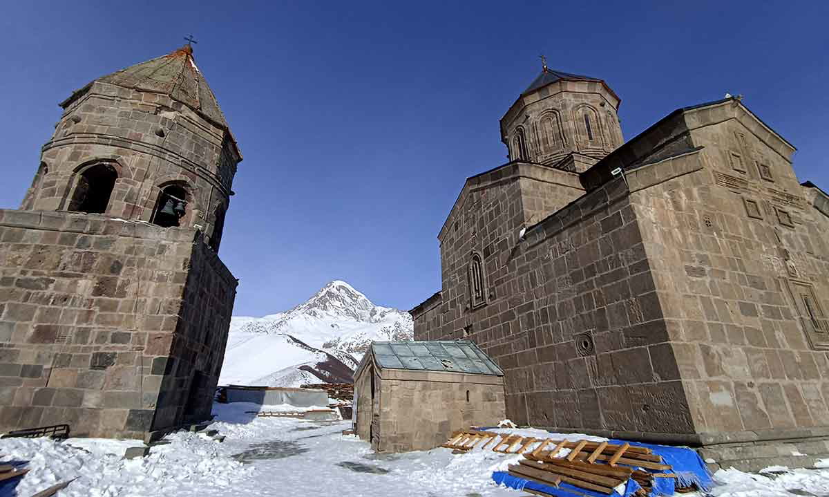 gergeti trinity church stepantsminda