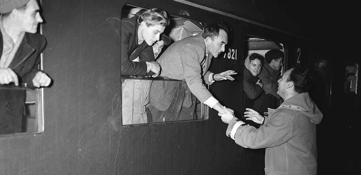 hungarian refugees train transport