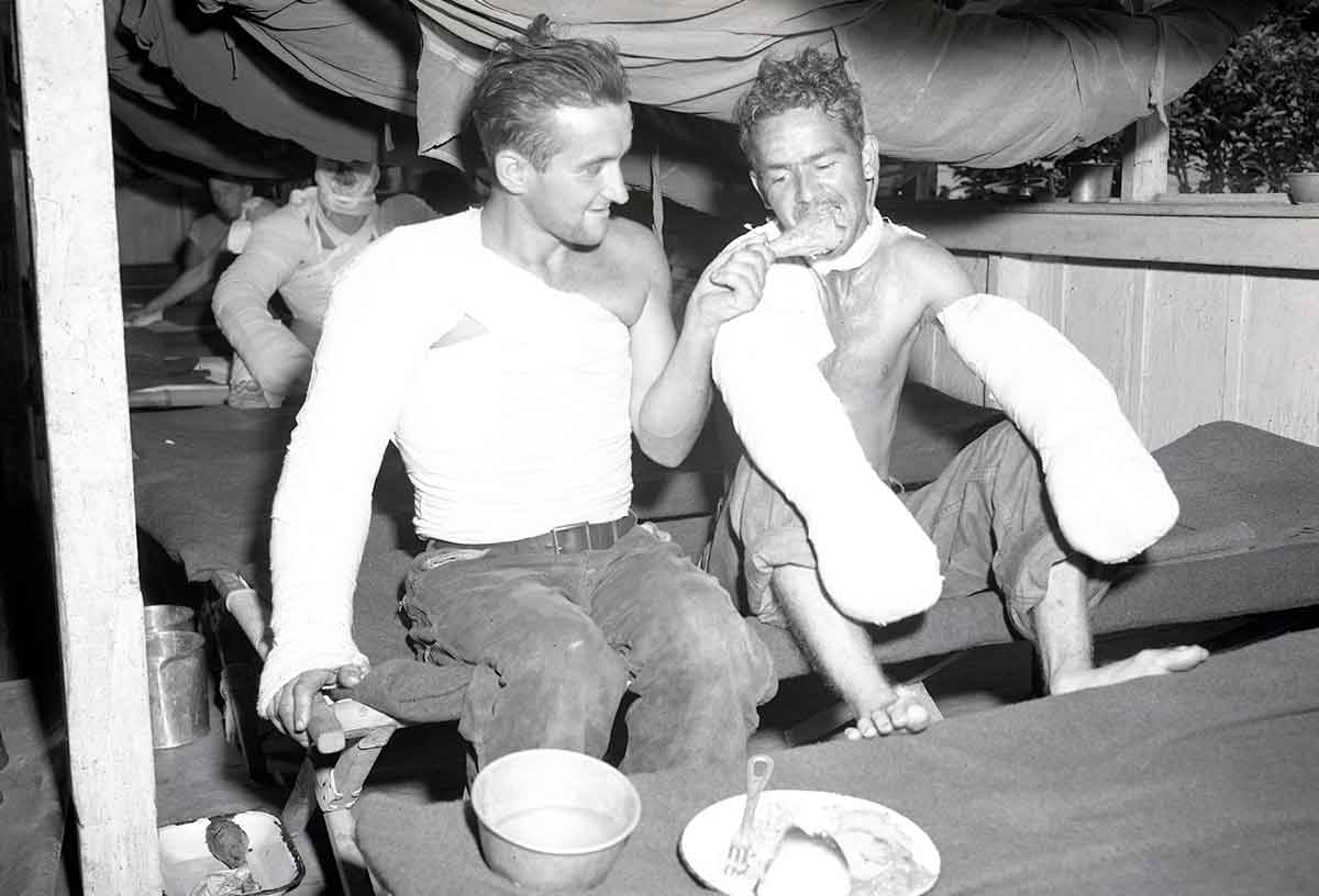 injuried soldiers eating christmas dinner