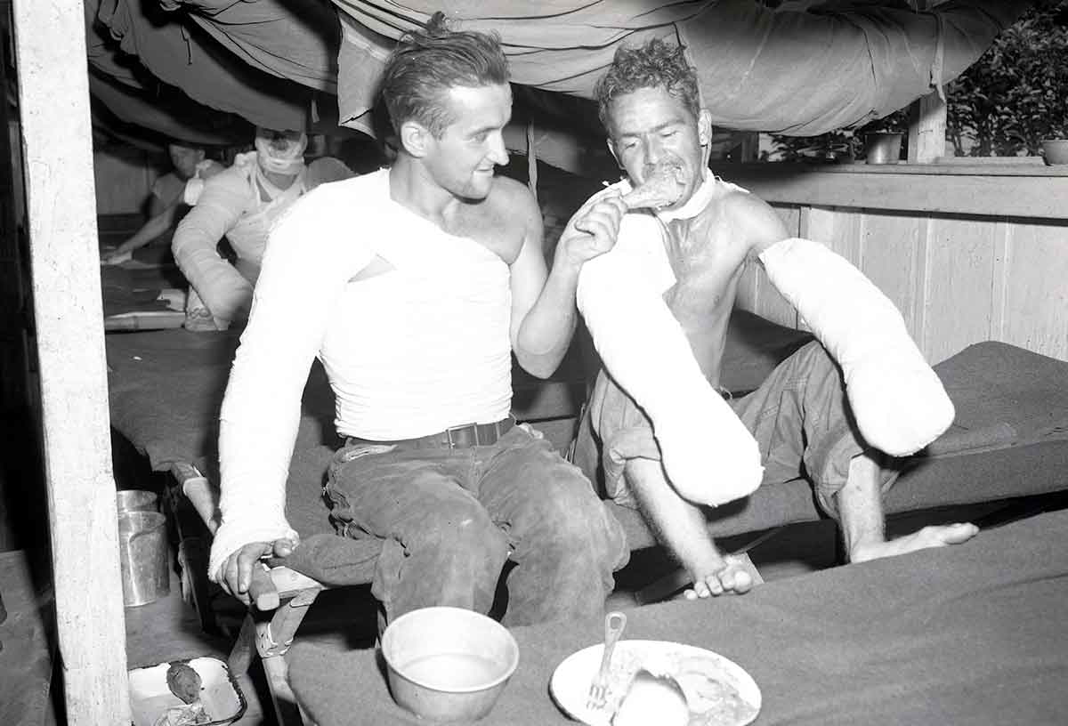 injuried soldiers eating christmas dinner