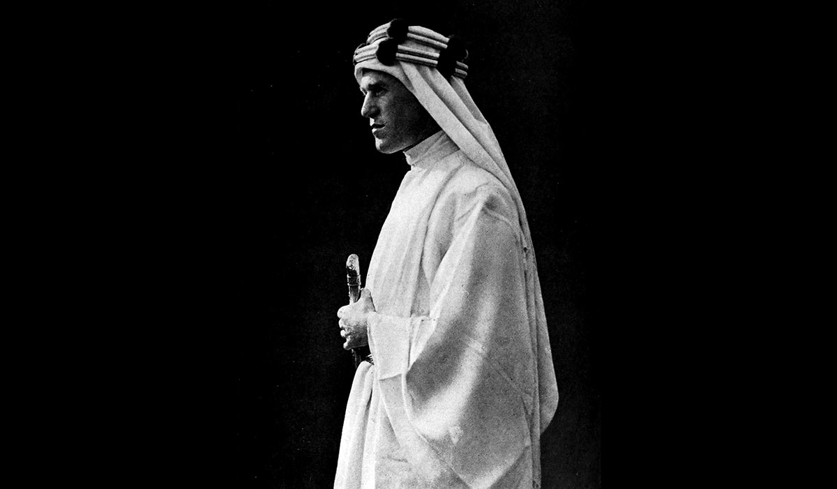 lawrence in arab dress holding dagger