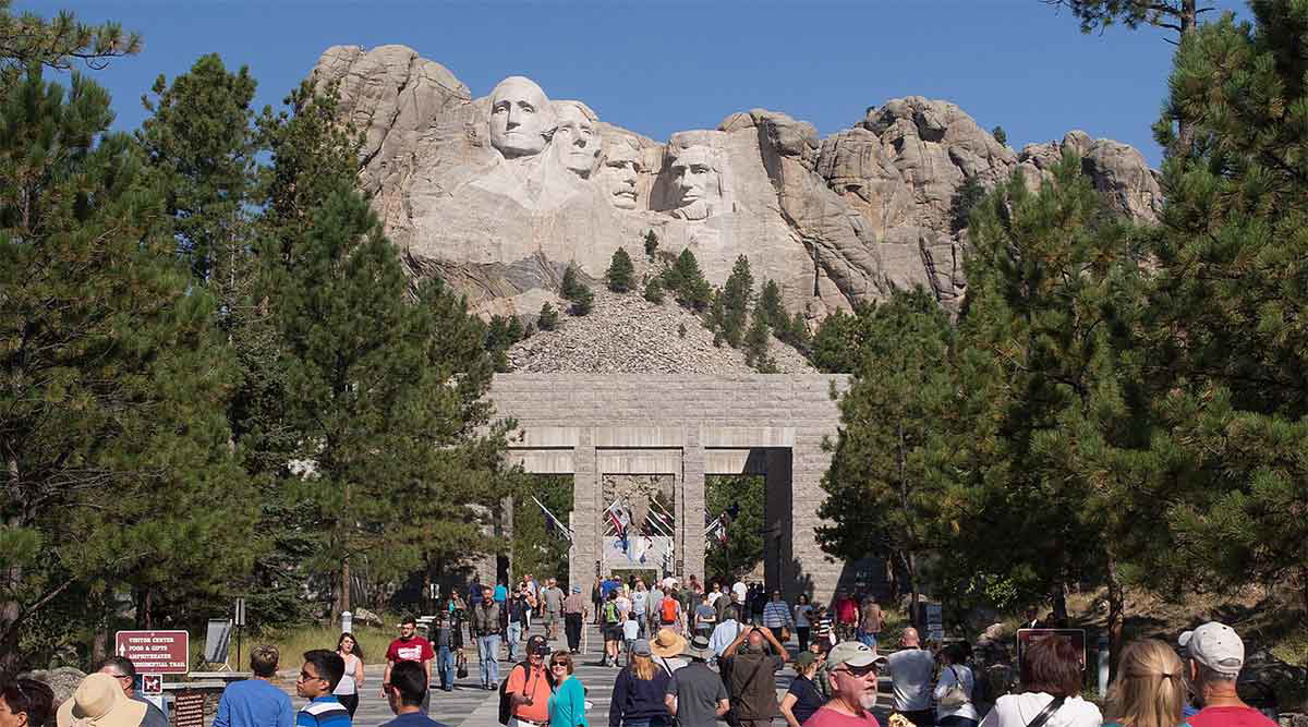 mount rushmore tourists 2017