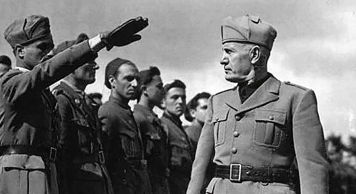 mussolini inspects troops