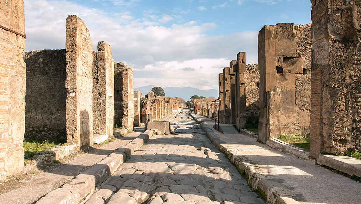 road pompeii italy