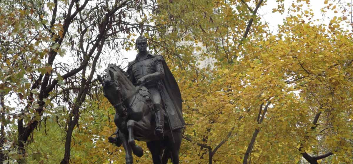 simon bolivar statue