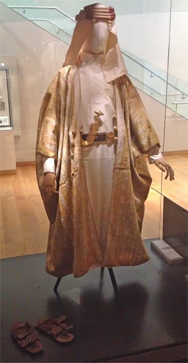 te lawrence clothes and weapons