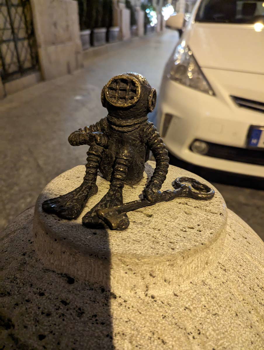 the diver budapest statue