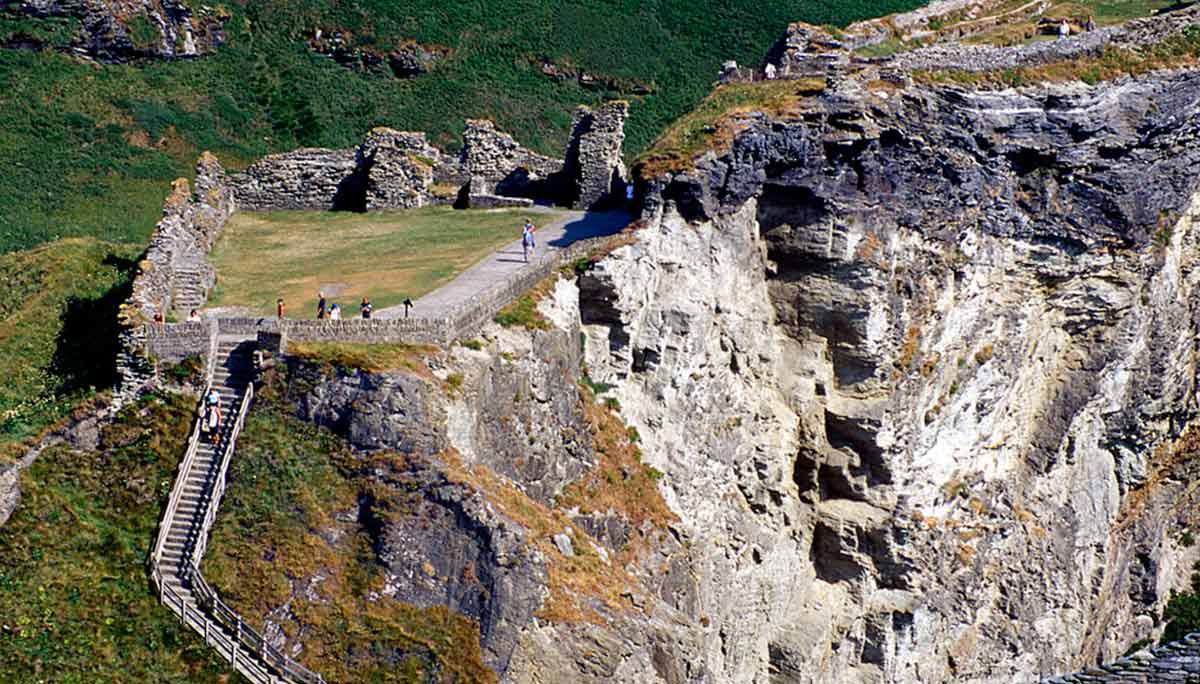 tintagel castle cornwall stephen mckay cc by 2.0