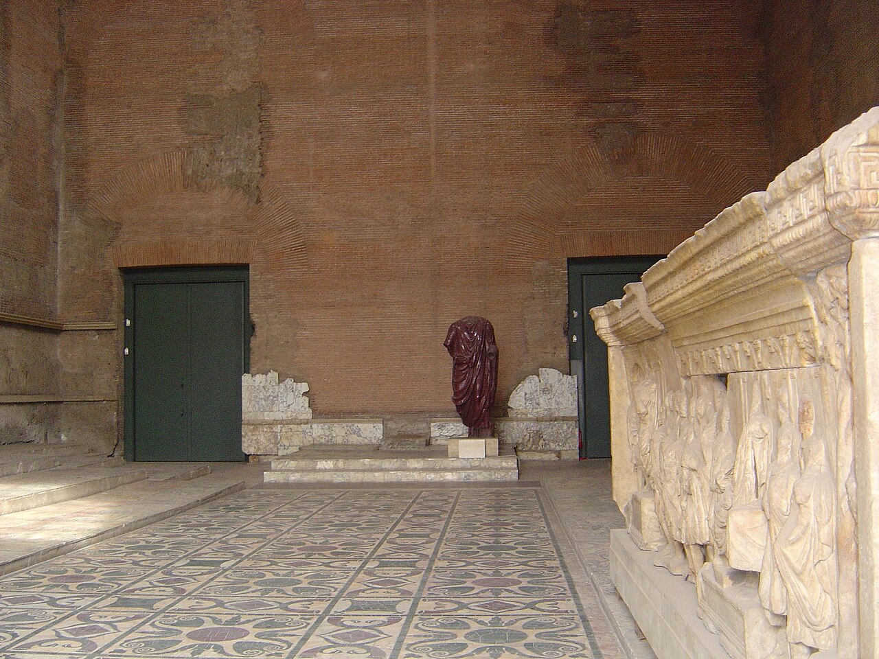 Inside the restored Curia Julia. Source: Wikimedia Commons