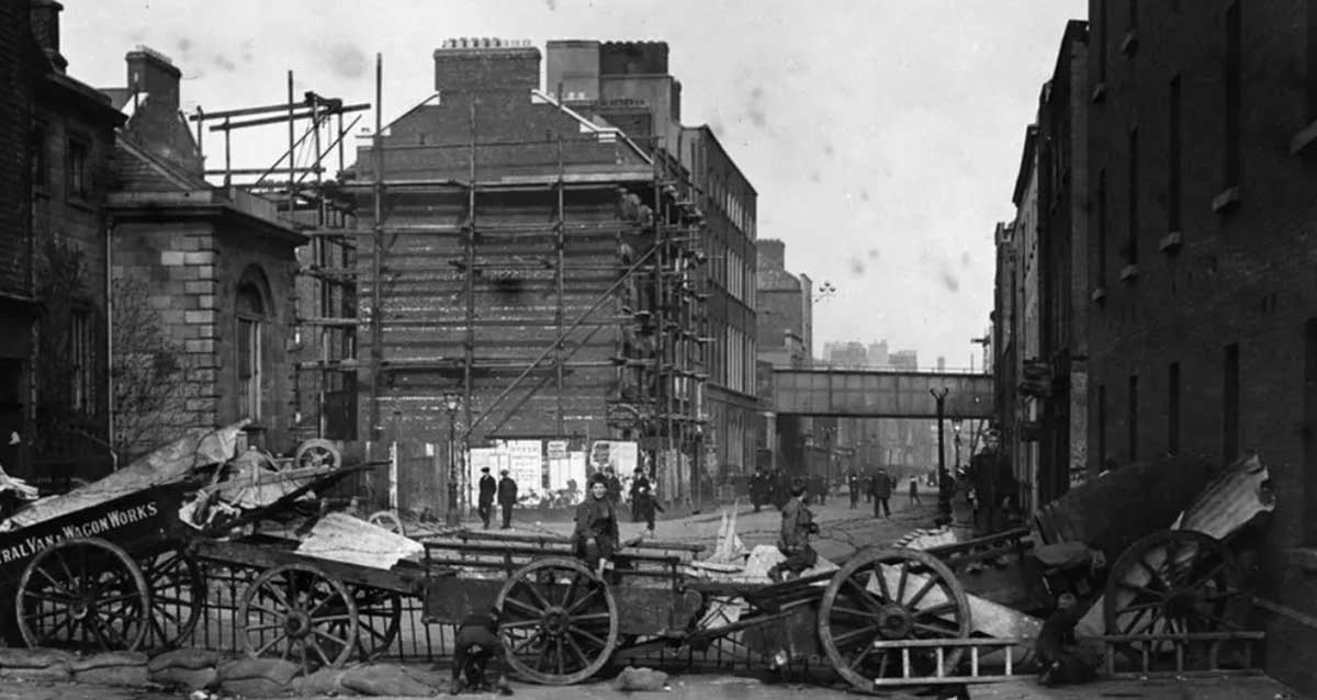 Irish_volunteer_barricade_Easter_rising