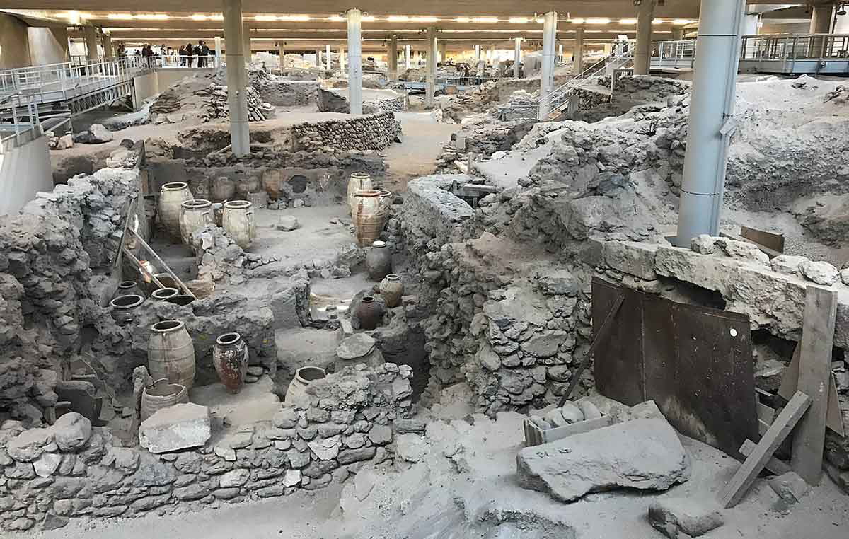 akrotiri santorini minoan town wikimedia commons cc by 4.0