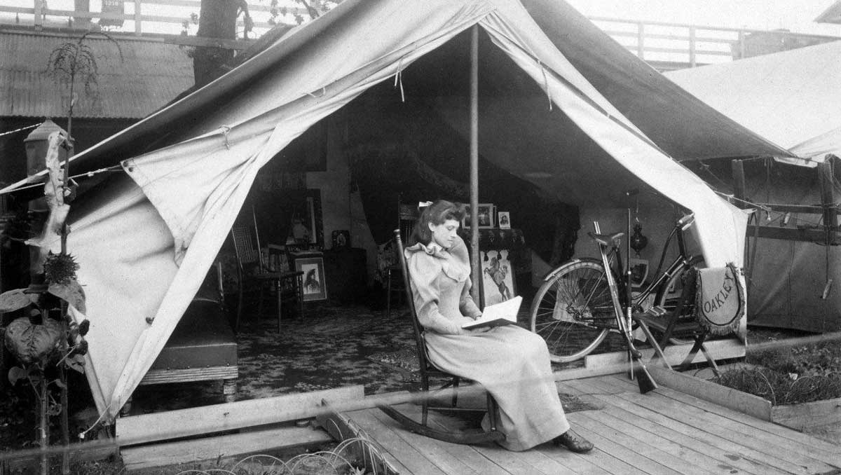 annie reading at the worlds fair
