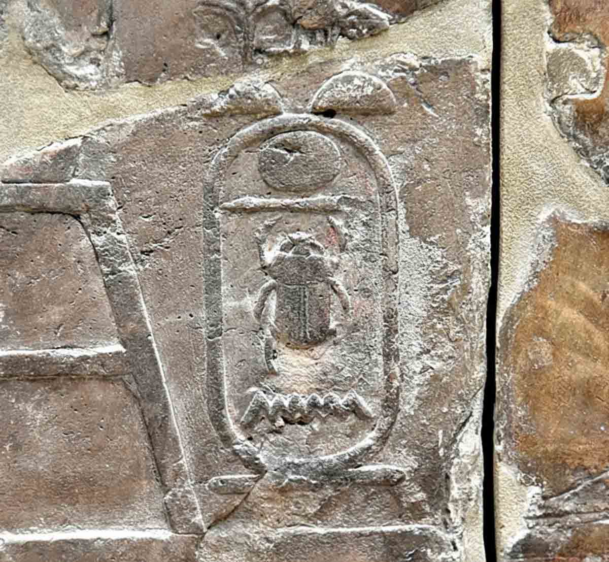 bas relief thutmose II hatshepsut temple