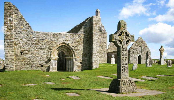 Clonmacnoise monastic ruins and high cross