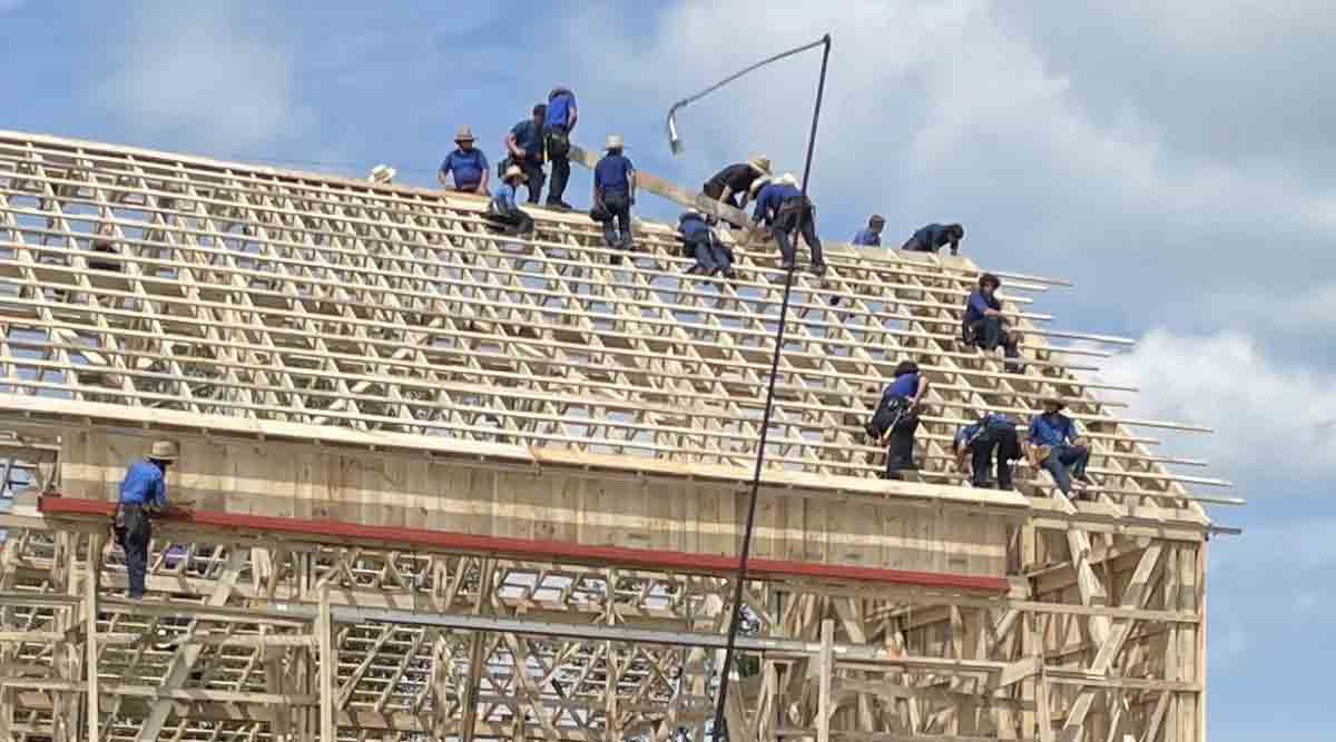 amish men barn raising michigan
