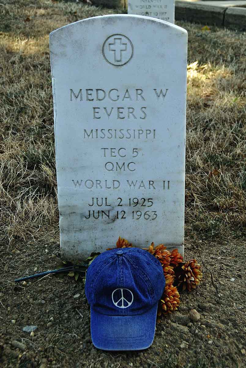 medgar evers grave