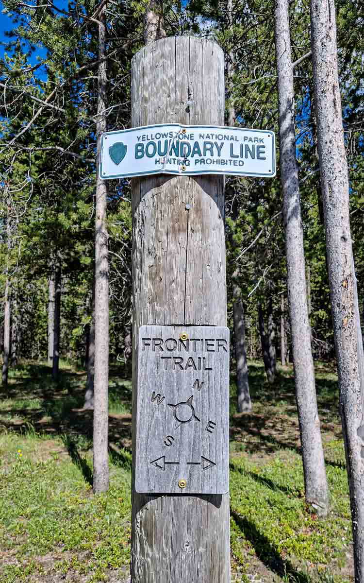 yellowstone park boundary line sign