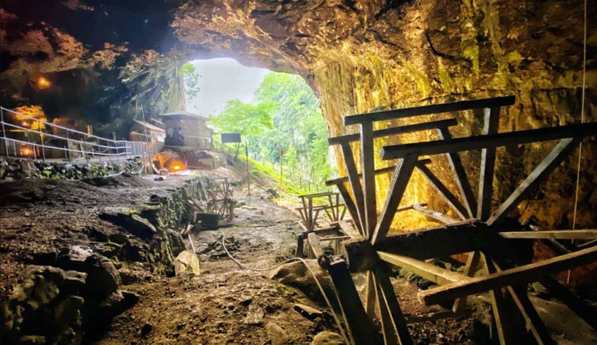 Peak_Cavern_entrance