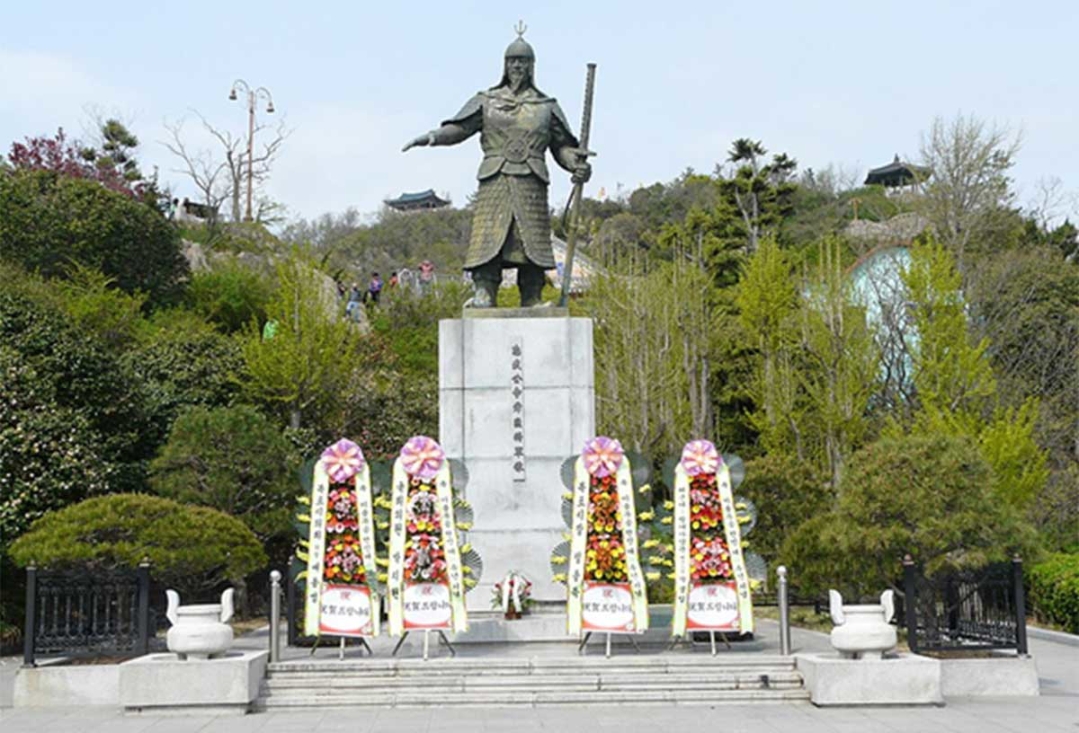 admiral yi statue imjin war