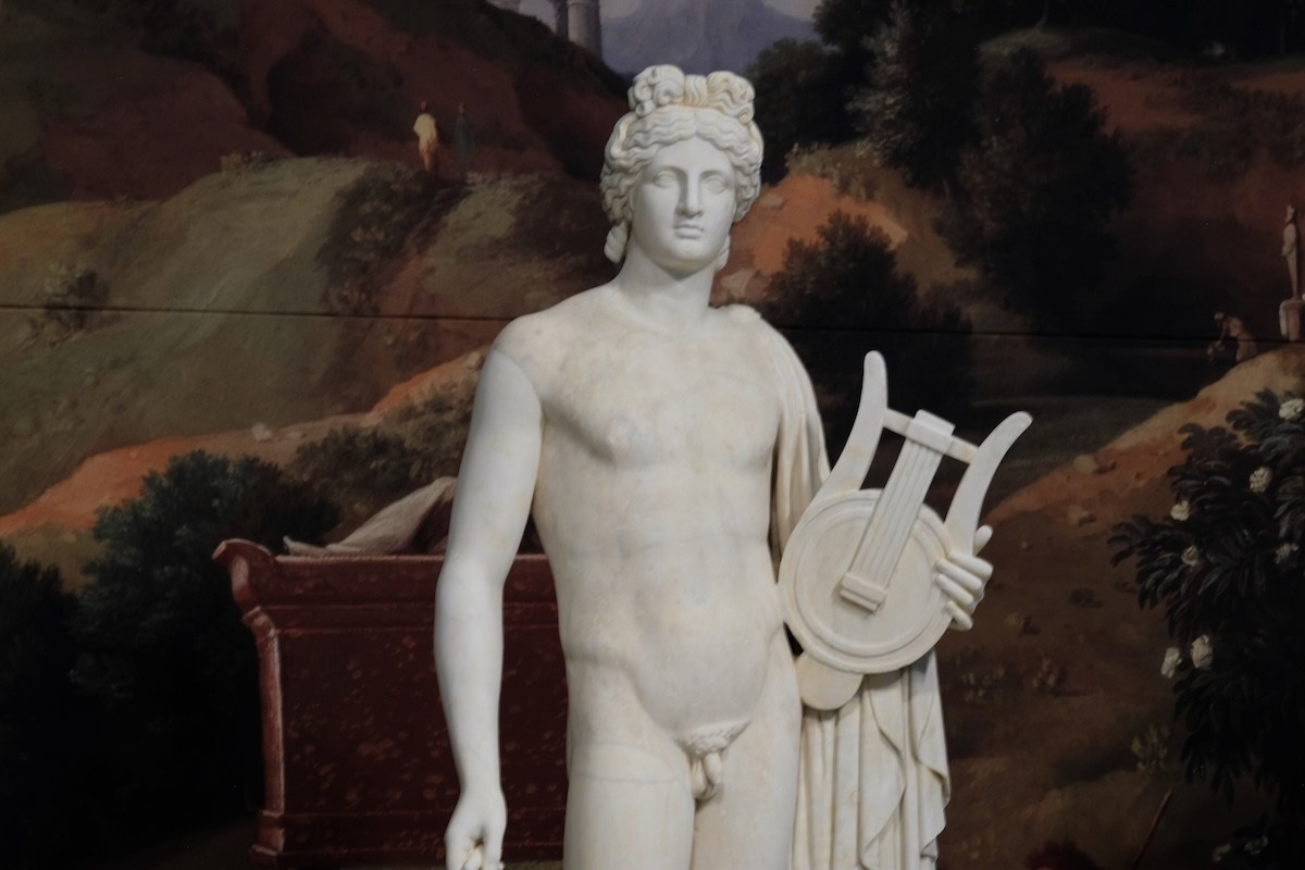 Marble statue of Apollo Citharoedus, nude with a cloak over his shoulder, holding a lyre, exhibited at the Montreal Museum of Fine Arts.