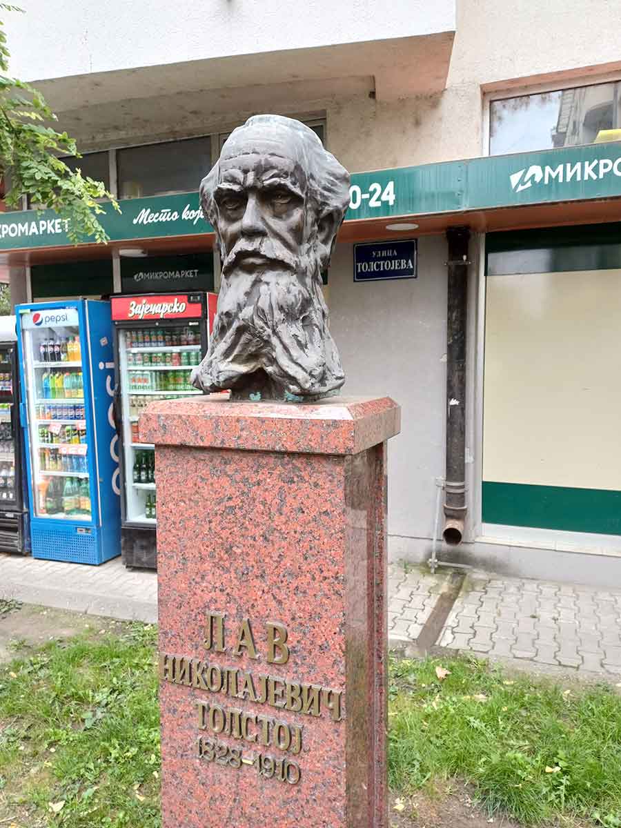 leo tolstoy bust novi sad