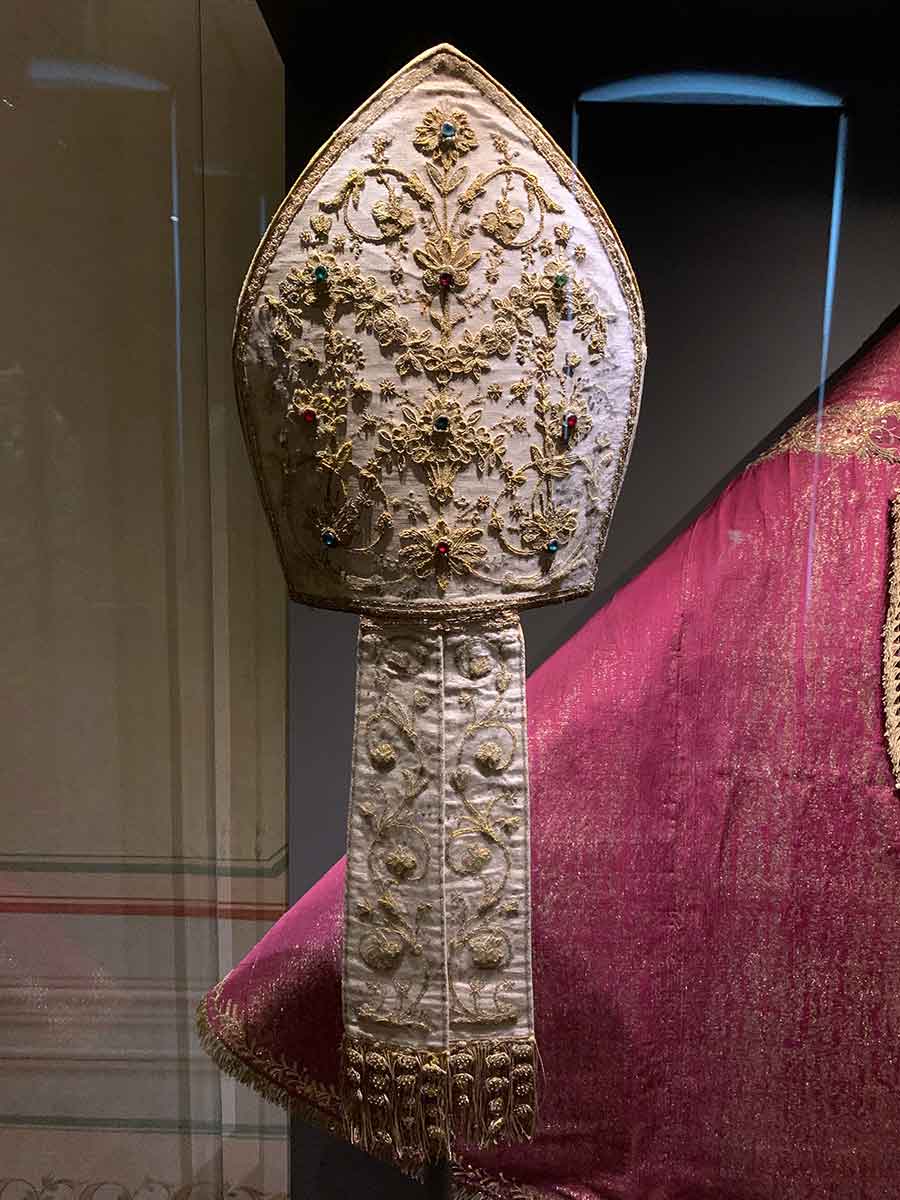 pope mitre