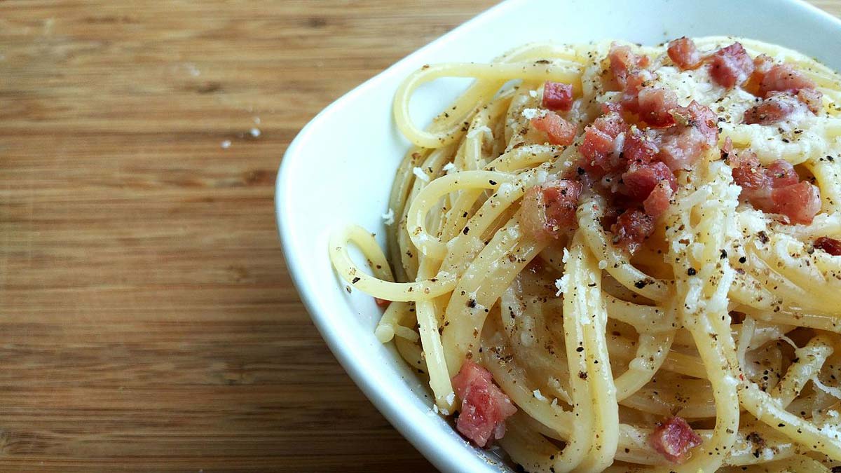 spaghetti carbonara italian food