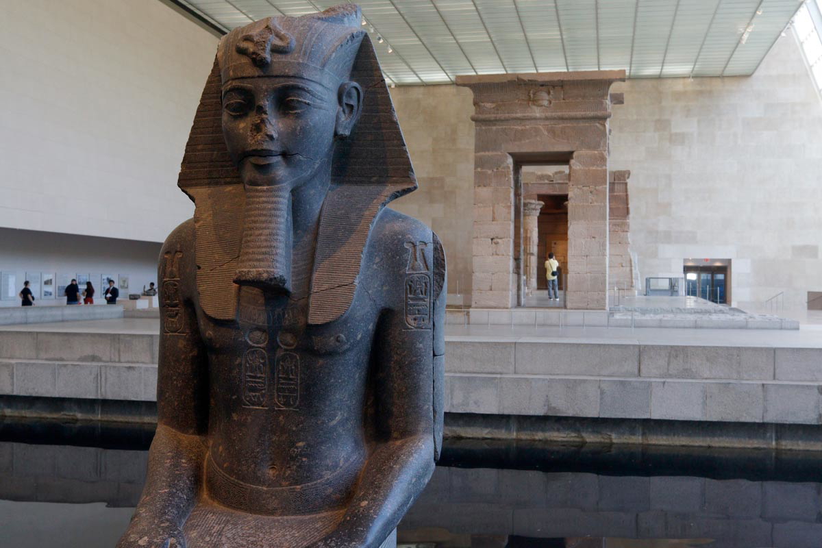 Statue of Amenhotep III in front of the temple of Dendur. Source: Antonis Chaliakopoulos / TheCollector