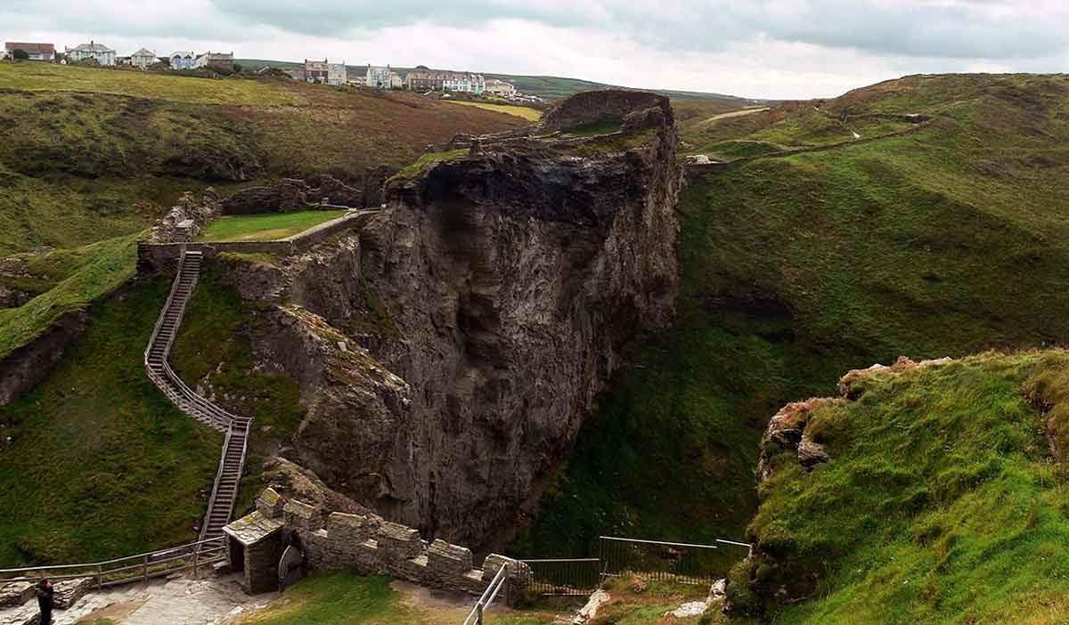 tintagel castle cornwall medieval england