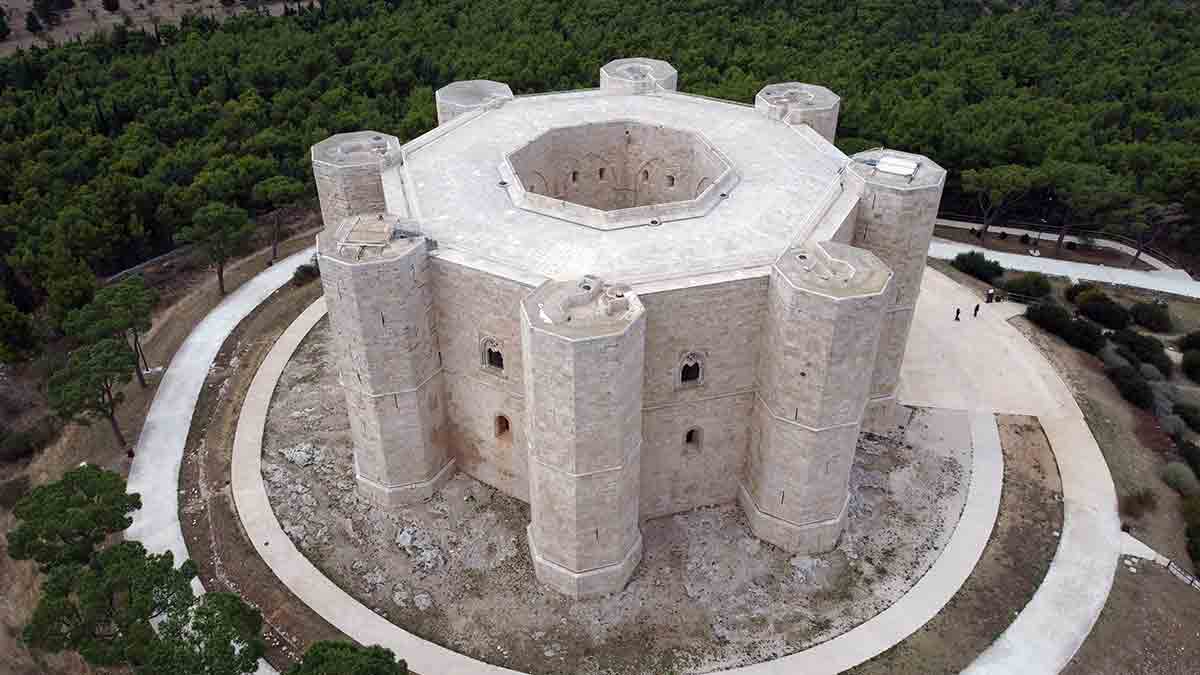 castel del monte apulia italy