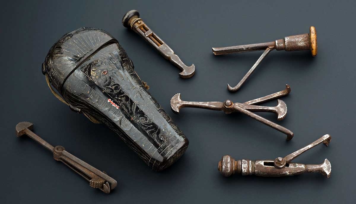 dental instruments tooth pulling france 1700s