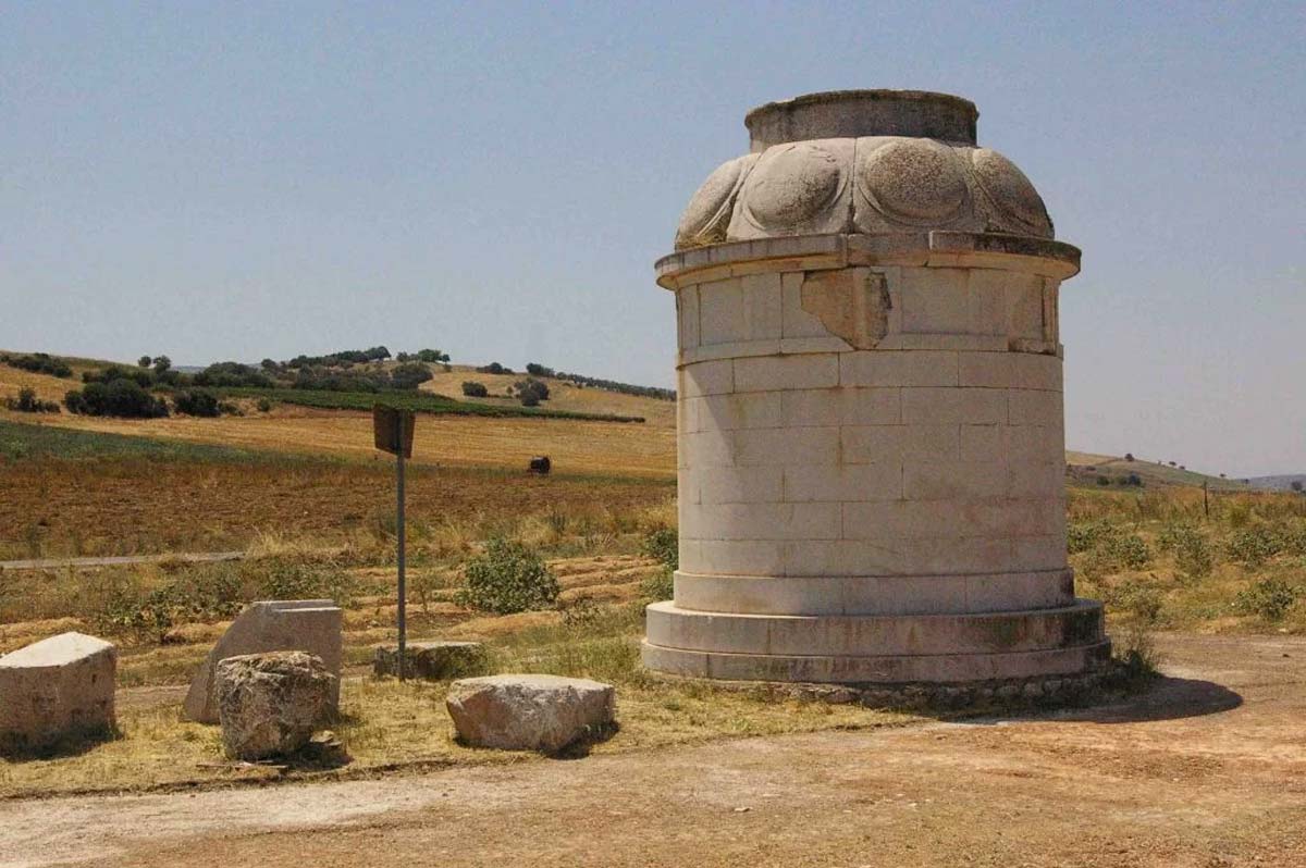 monument leuktra 4th century Pausanius