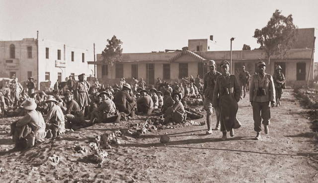 old photo rommel recaptures tobruk 1942