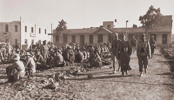 old photo rommel recaptures tobruk 1942