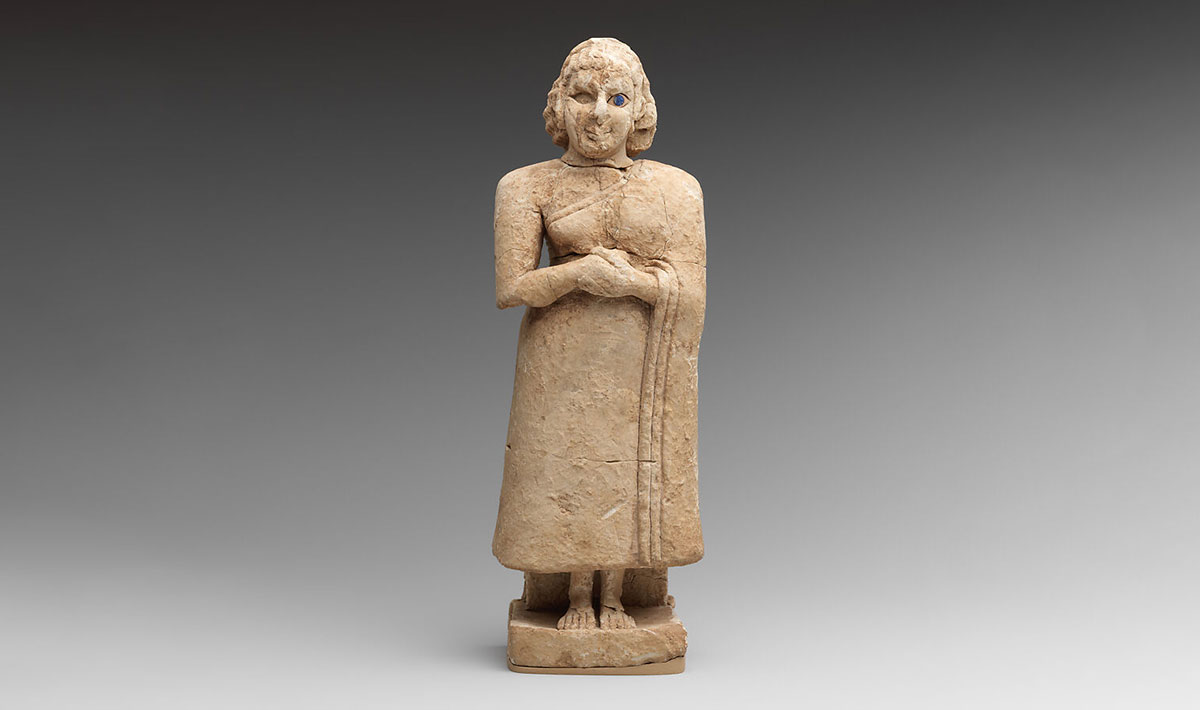 statuette woman sumerian