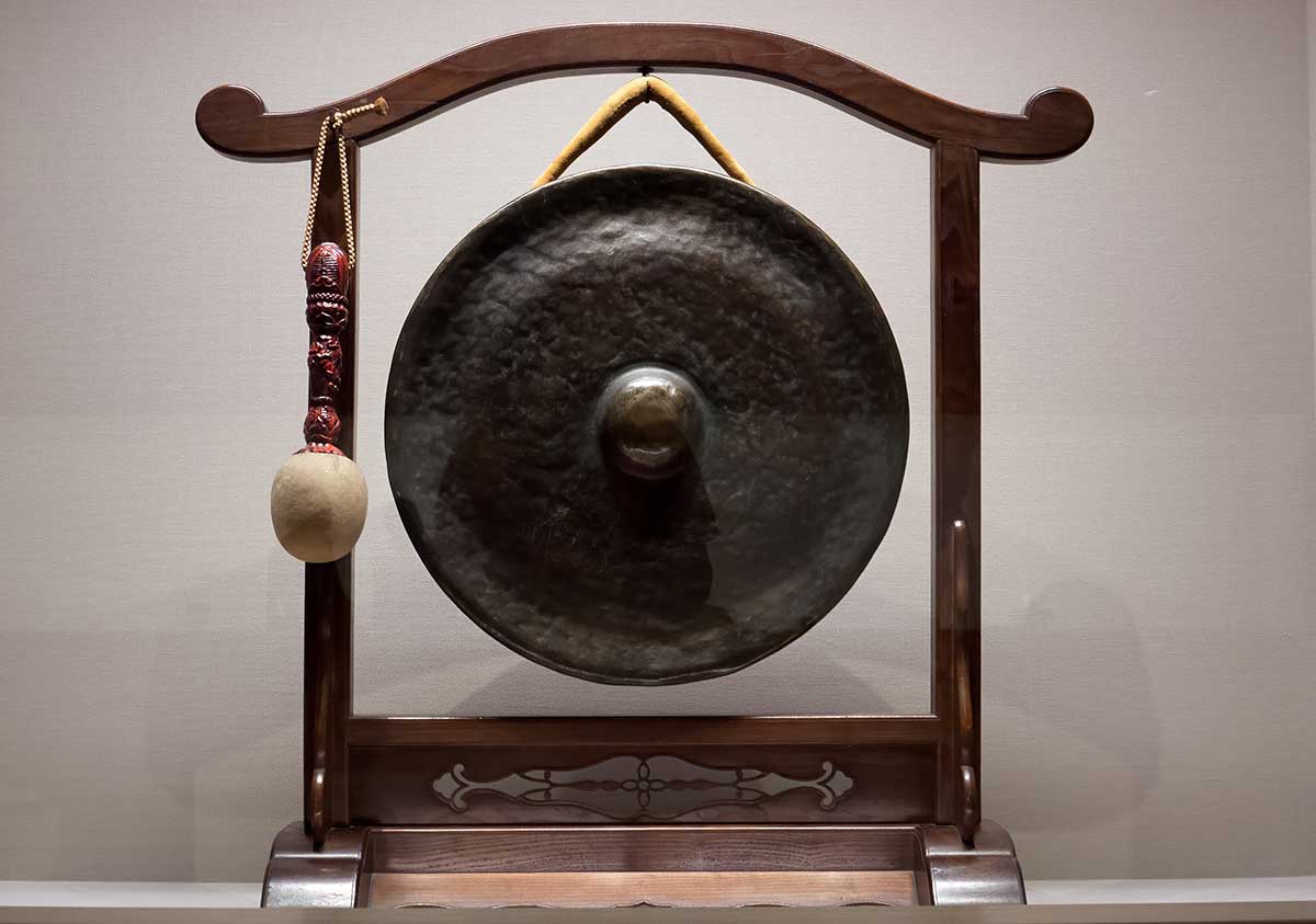 antique bronze gong nezu museums japan