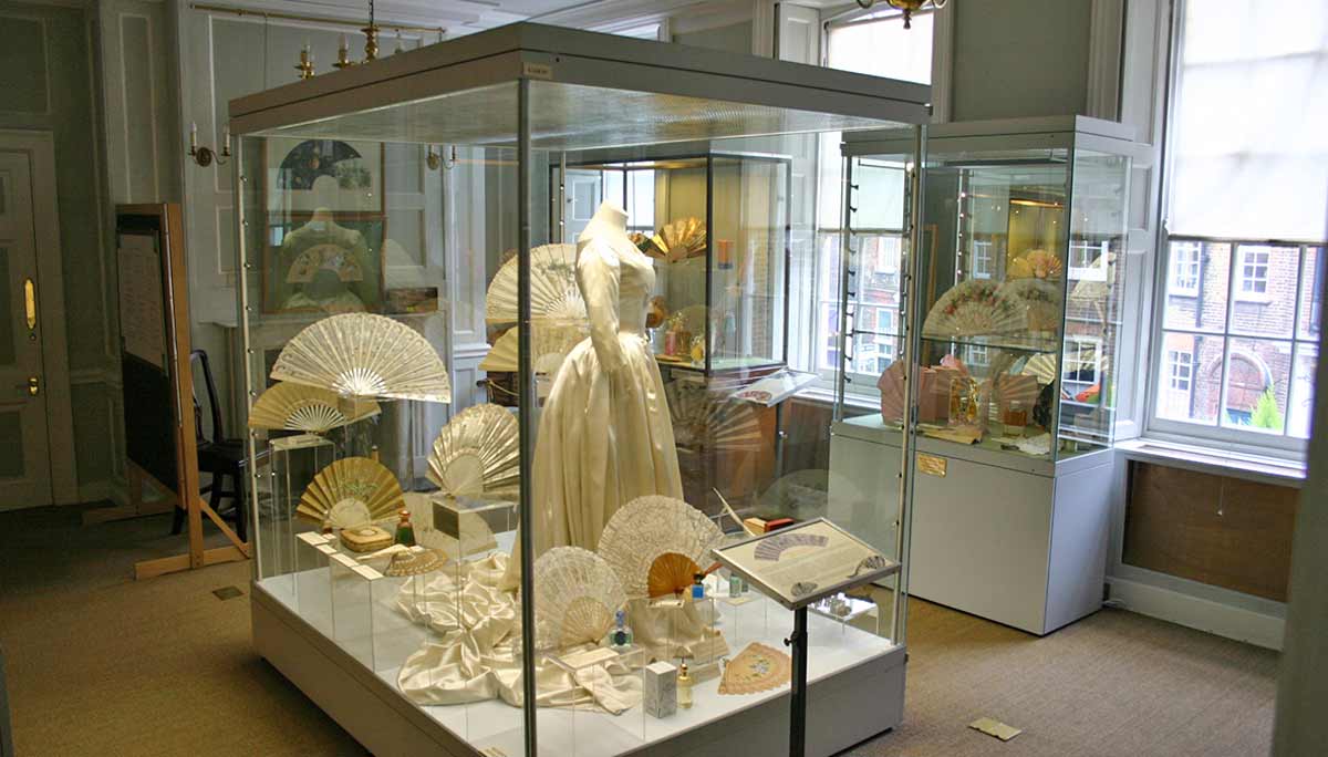 fan display small museum
