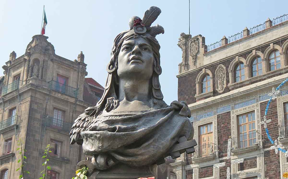 statue Cuauhtémoc mexico city
