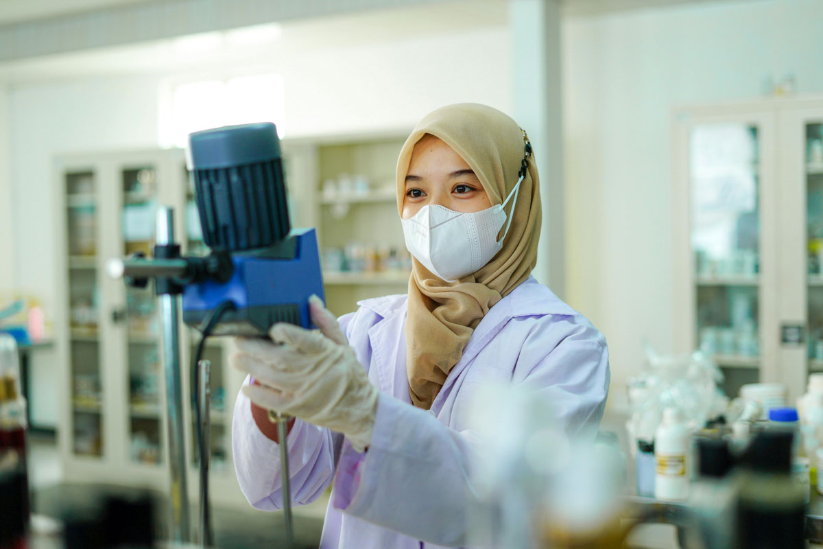 woman scientist pexels