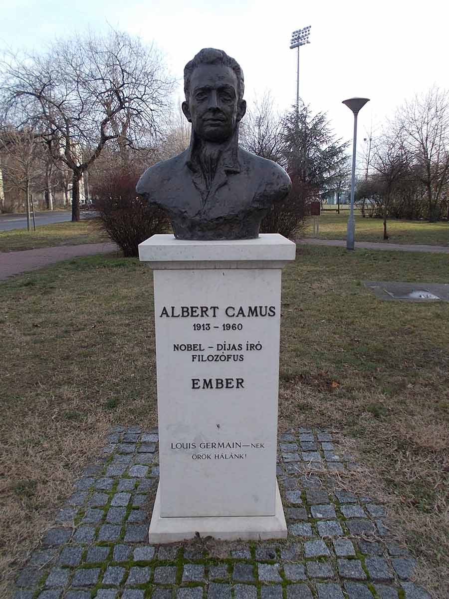 Camus Bust Kalmár