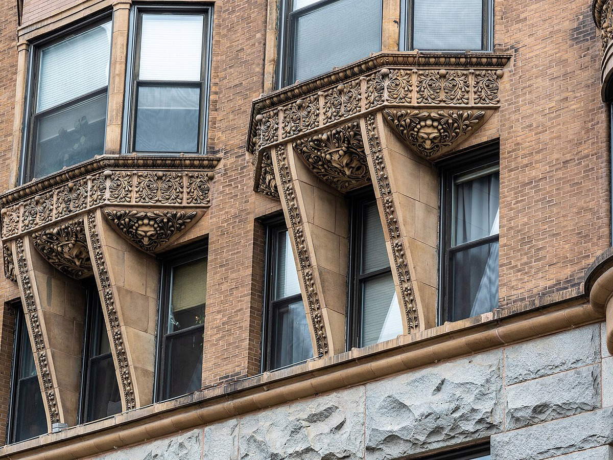 Window detail from the Manhattan Building, Chicago. Source: Wikimedia Commons