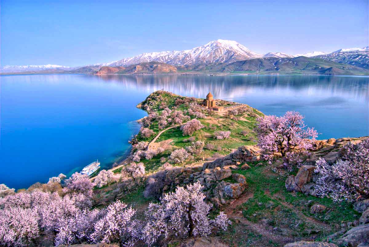 akhtamar island lake van