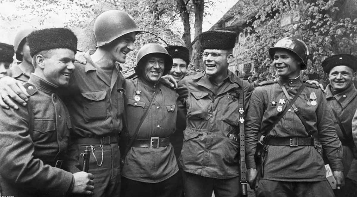 american and soviet troops