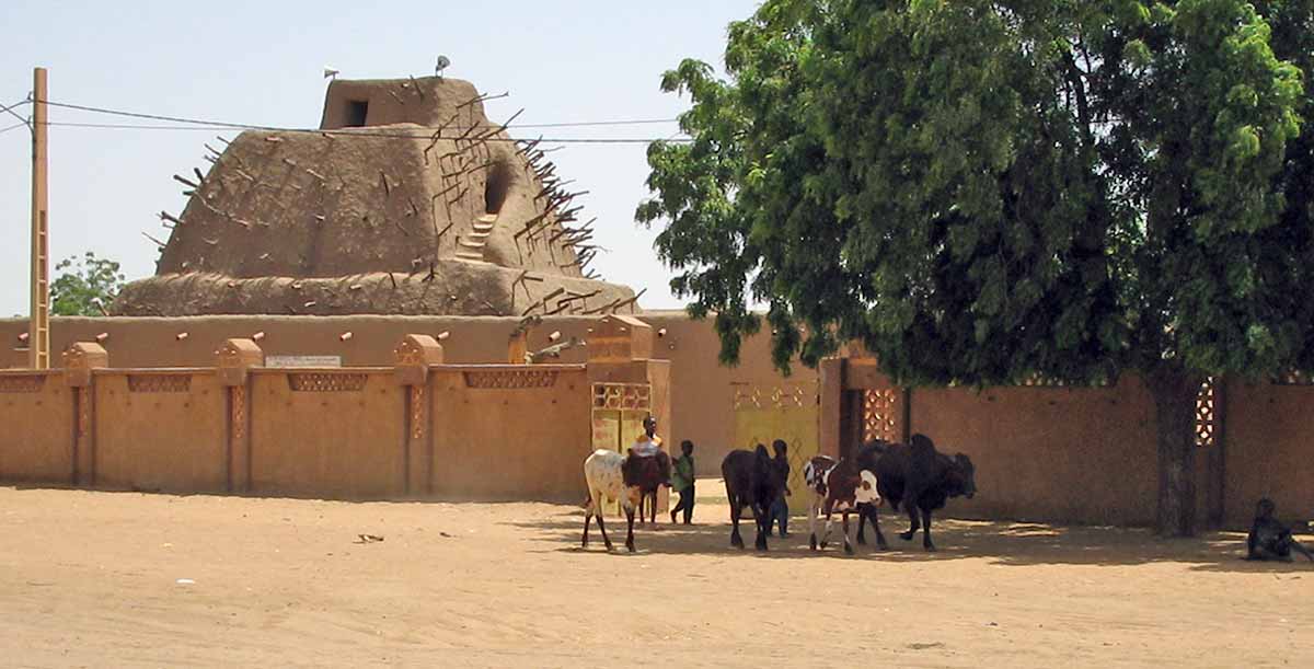 askia tomb gao niger river songhai empire