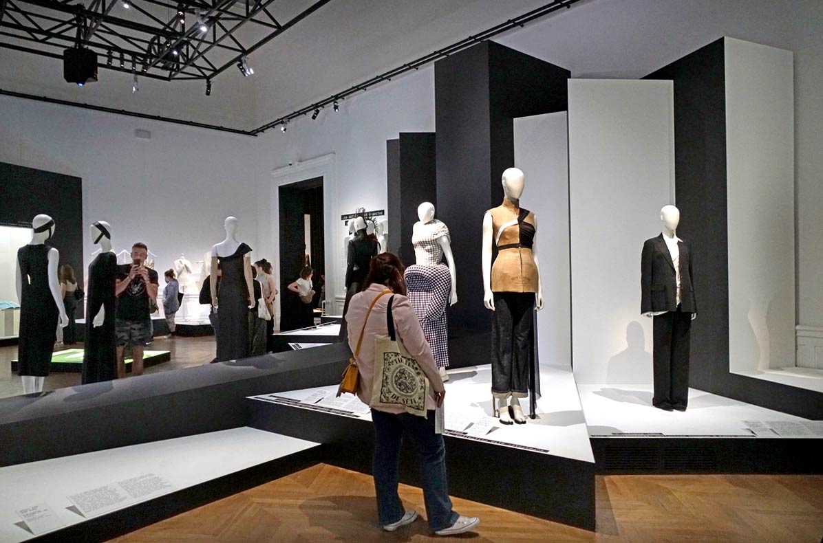 fashion displays palais galliera paris