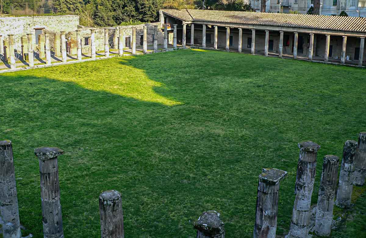 grand palaestra pompeii photo
