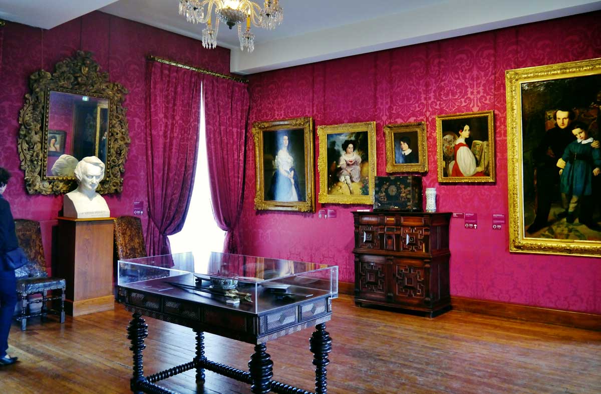 interior pink room victor hugo house museum paris